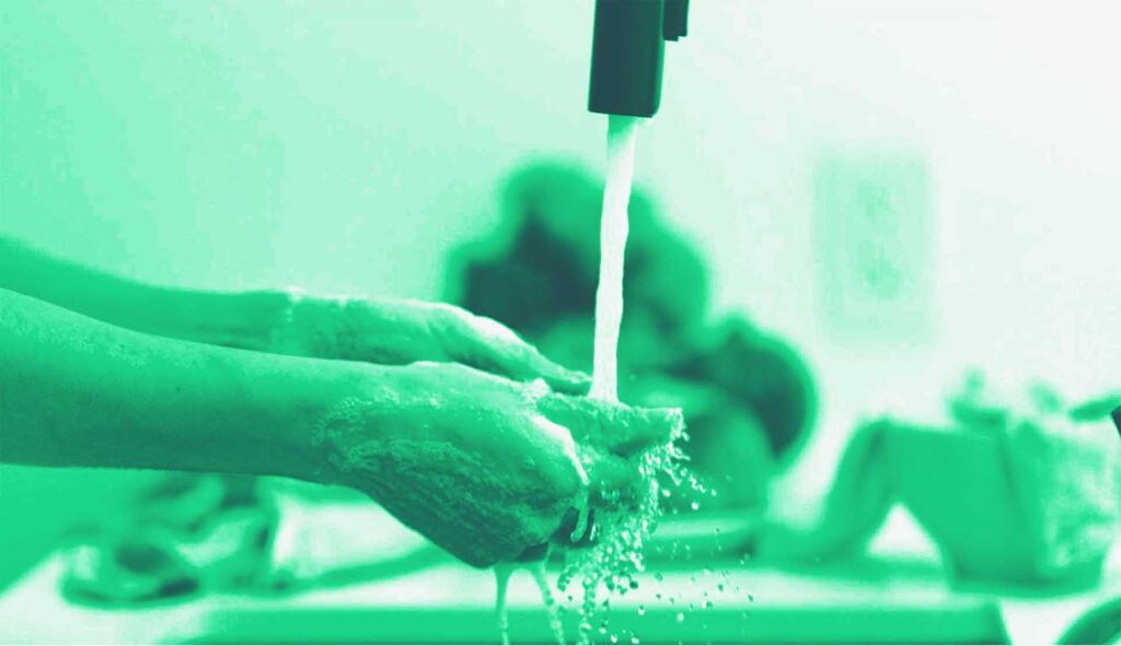 Lavarsi le mani con rubinetto aperto per bonus acqua 2021