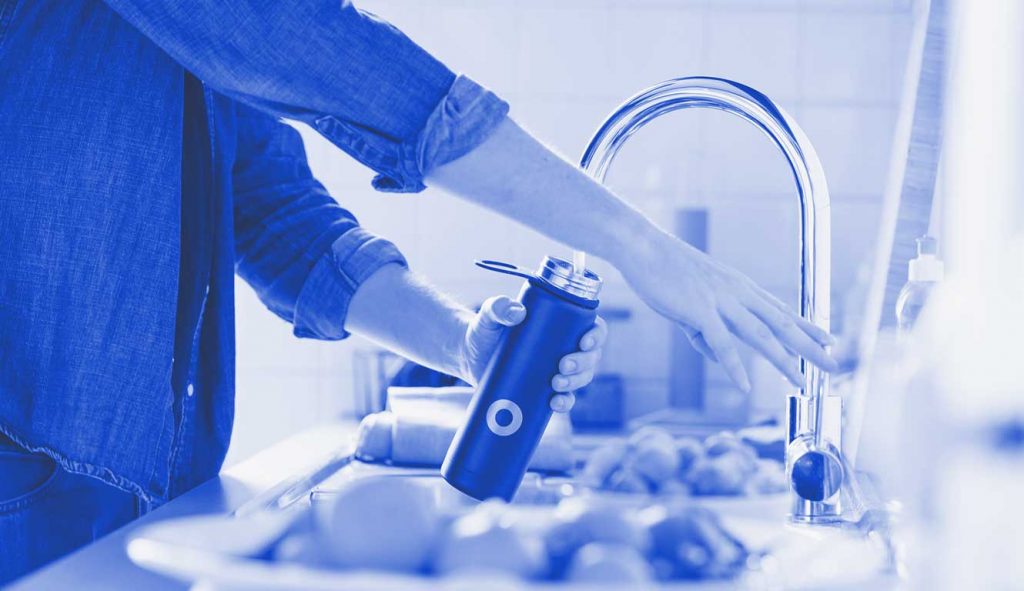 Ragazzo riempie borraccia dal rubinetto per bonus acqua potabile