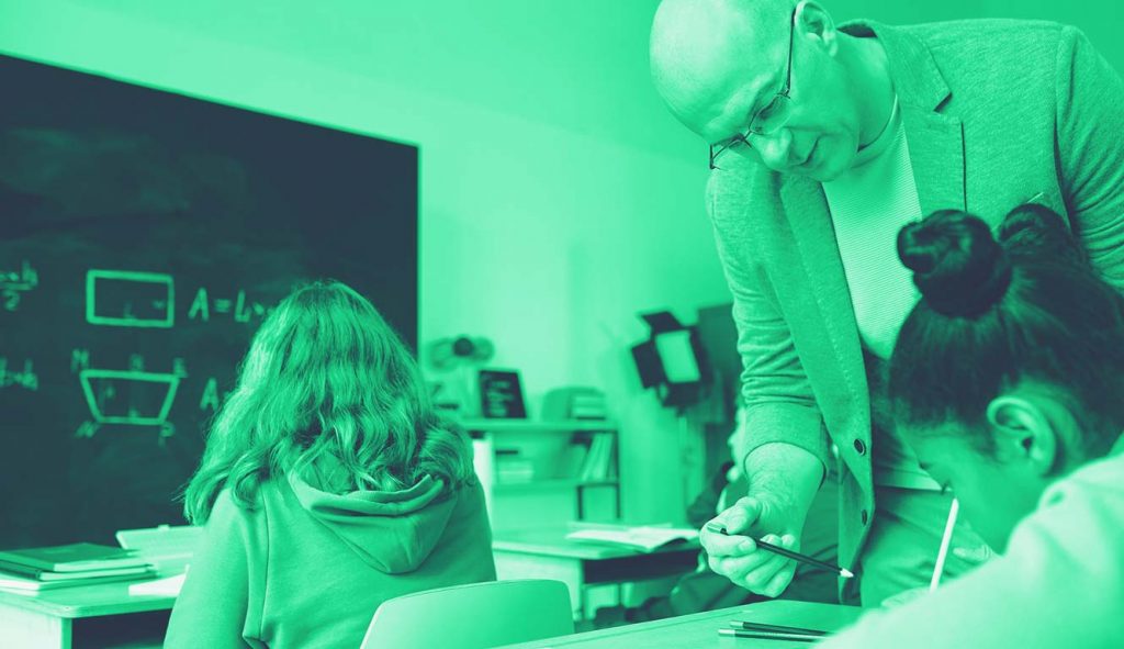 docente spiega una lezione bonus di matematica agli alunni
